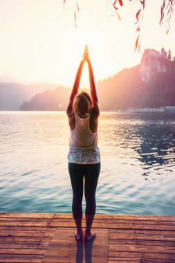 Güzel bir kadın yoga yapıyor. 