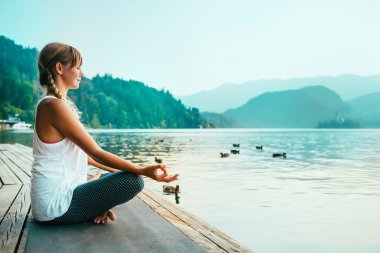 Lotus pozisyonunda meditasyon yapan kadın