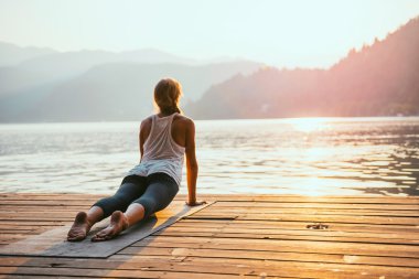 pratik Yoga göl kenarında kadın 
