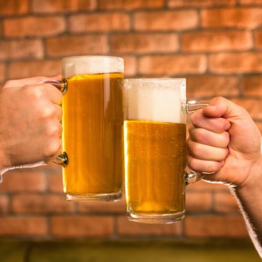 bira gözlük ile erkek el