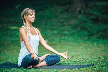 Yoga yaparken rahat kadın