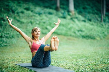 Genç kadının navasana yapması 