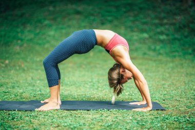 Genç kadının tekerlek poz yapması