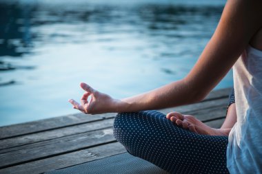 kadın göl kenarında meditasyon