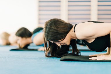 Dört limbed personel yapıyor kadınlar teşkil