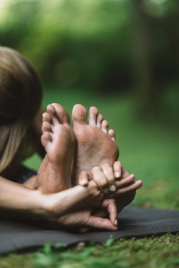 kadının Paschimottanasana yapması