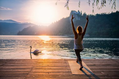 Güzel bir kadın yoga yapıyor.