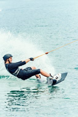 Göl kenarında kadın wakeboarding