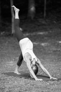 kadın pratik köpek poz