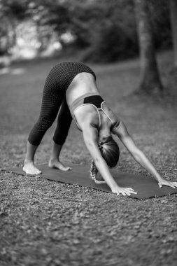 kadın köpek poz yapıyor