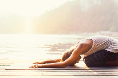 Balasana pratik kadın 