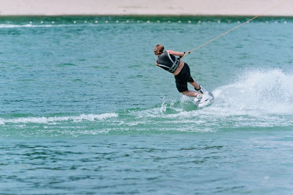 Donna Wakeboarding sul lago — Foto Stock
