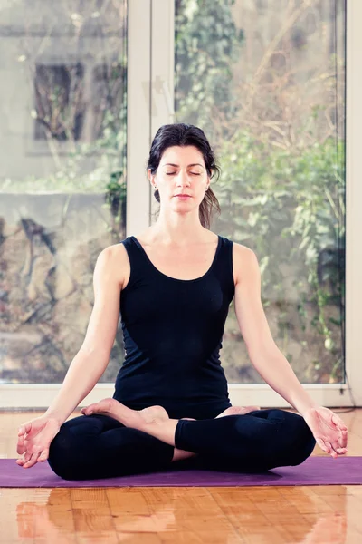 Frau macht Yoga zu Hause — Stockfoto