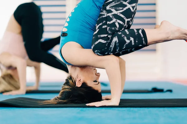 Women in  crow position — Stock Photo, Image