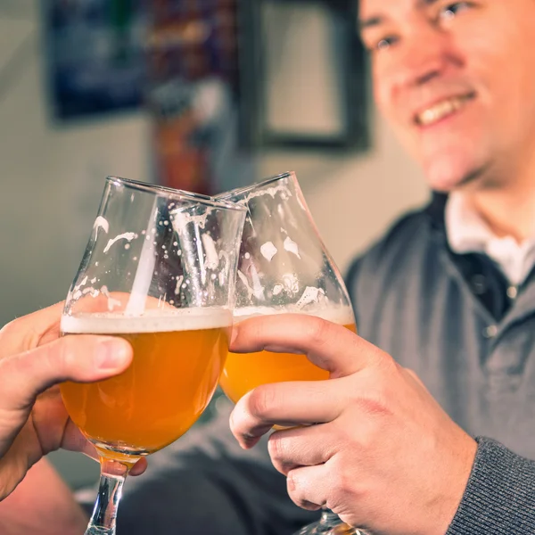 Mãos masculinas com copos de cerveja — Fotografia de Stock