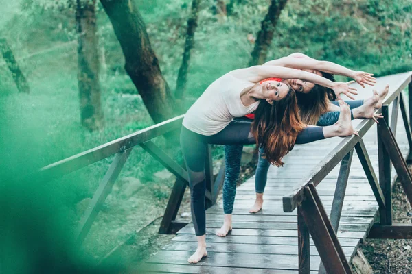 Mujeres practicando yoga — Foto de Stock