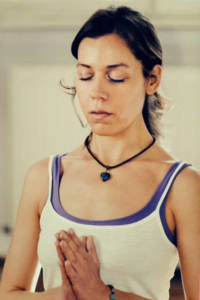 Женщина медитирует в молитвенной позе — стоковое фото