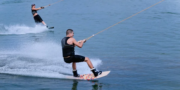 Pár mladých wakeboarding — Stock fotografie