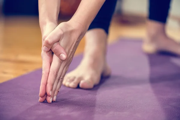 Kvinnliga yoga händer — Stockfoto
