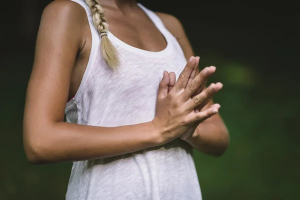 Frau macht Gebet Yoga Position — Stockfoto