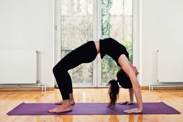 Frau macht Brücke Yoga Position — Stockfoto