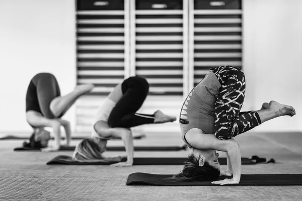 Mulheres na aula de ioga — Fotografia de Stock