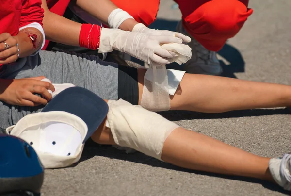 Paramédicos tratando a una persona lesionada — Foto de Stock