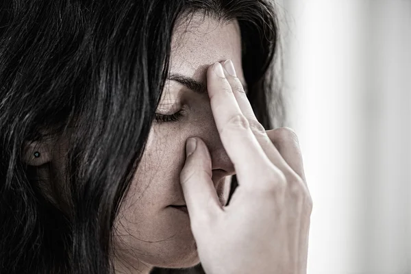 Woman doing Alternate nostril breathing — Stock Photo, Image