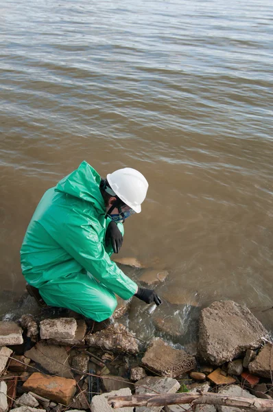 Männlicher Umweltschützer mit Wasserprobe — Stockfoto