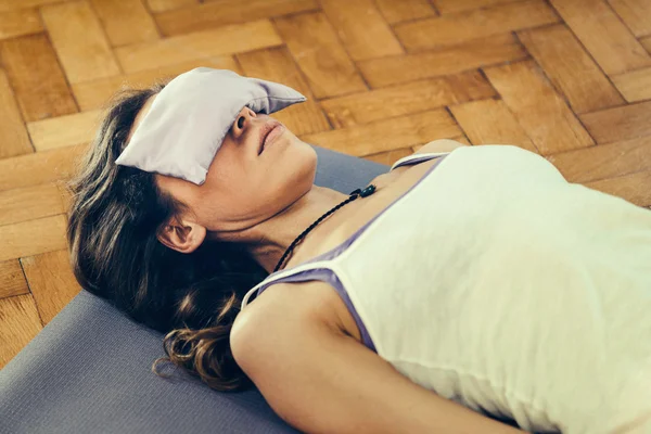 Vrouw doet Savasana — Stockfoto