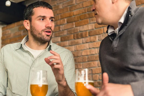 Коллеги пьют пиво после работы — стоковое фото