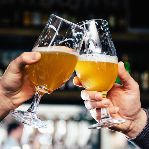 мужские руки в пивных очках
