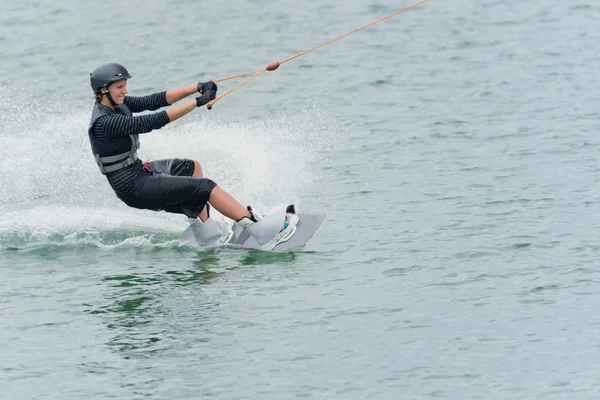 Žena wakeboarding na jezeře — Stock fotografie