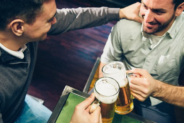 Freunde trinken nach Feierabend Bier — Stockfoto