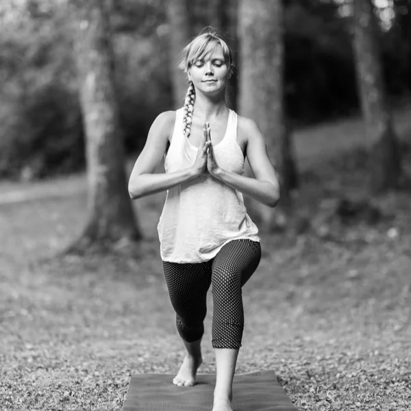 Mujer haciendo yoga al aire libre — Foto de Stock