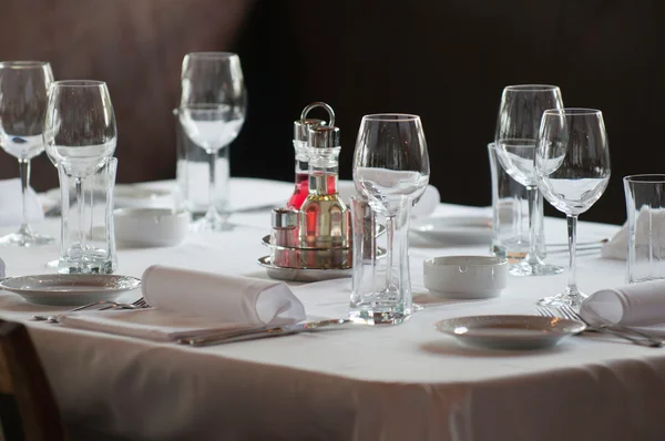 Mise en table dans un restaurant raffiné — Photo