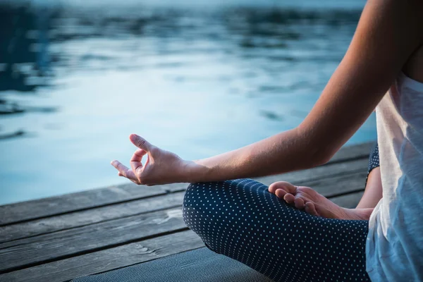 Kvinnan meditera vid sjön — Stockfoto