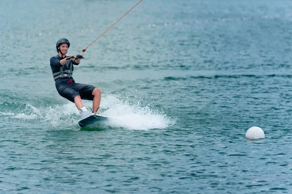 Donna Wakeboarding sul lago — Foto Stock