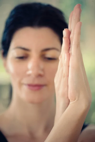 Frau macht Garudasana — Stockfoto