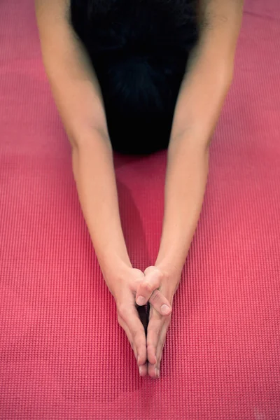 Halv sköldpadda yoga posture detalj — Stockfoto