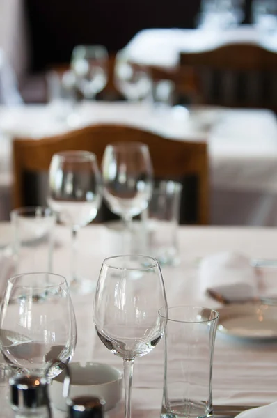 Configuração de mesa em restaurante fino — Fotografia de Stock