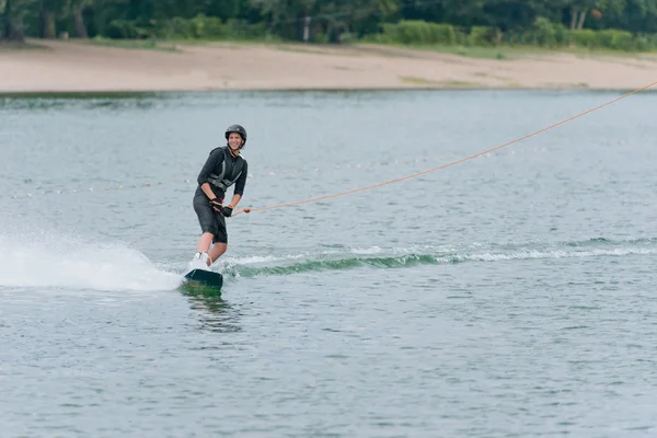 Femme Wakeboarding sur le lac — Photo