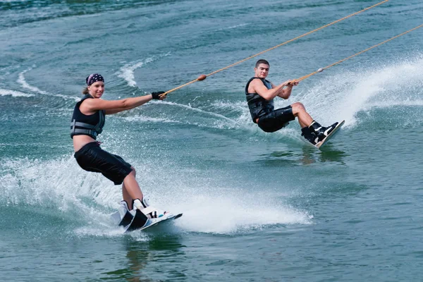 Pár mladých wakeboarding — Stock fotografie