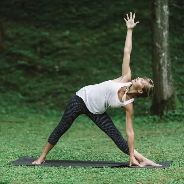 Mujer haciendo media luna pose — Foto de Stock