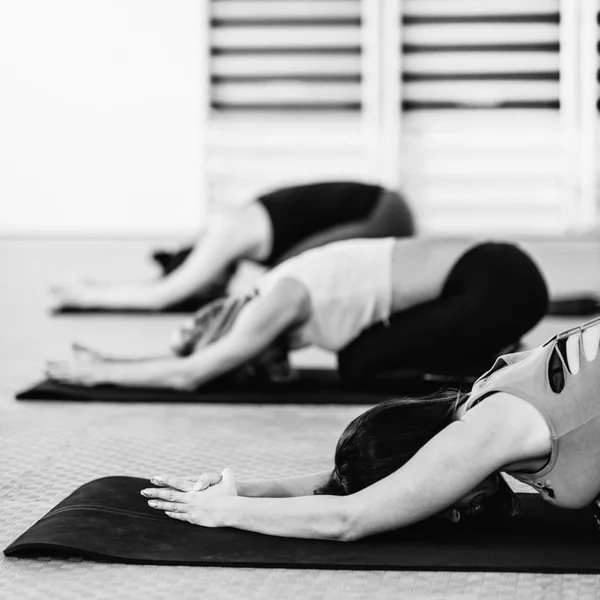 Mulheres na aula de ioga — Fotografia de Stock