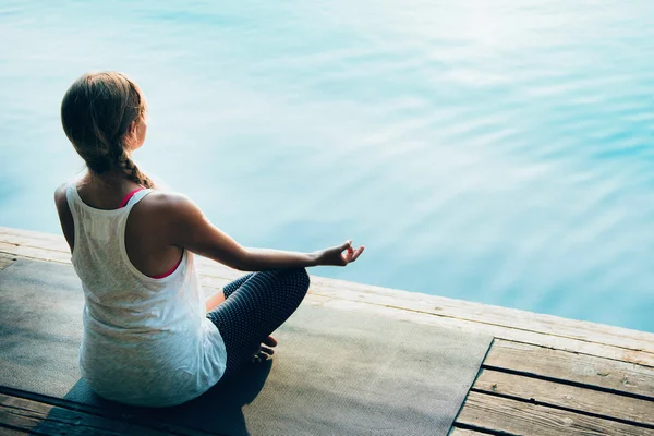 Mulher meditando na posição de lótus — Fotografia de Stock