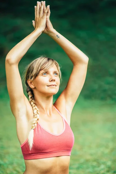 Mooie vrouw doet yoga — Stockfoto