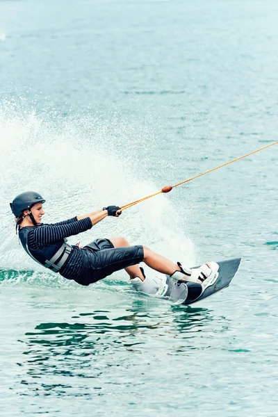 Vrouw wakeboarden op meer — Stockfoto