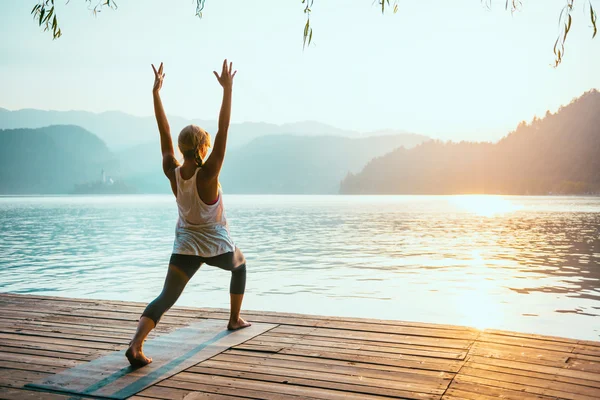 Frau praktiziert Sonnengruß-Yoga — Stockfoto