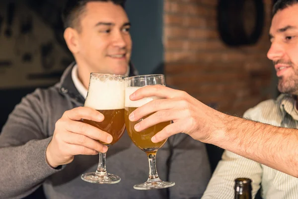 Kollegen trinken nach Feierabend Bier — Stockfoto